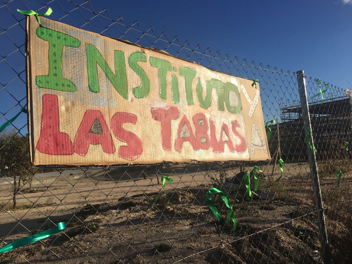 ampaies_malala's tweet photo. Muchos LAZOS VERDES HOY en la valla del #IESMalalaYA en la #Cacerolada1D y seguiremos poniendo hasta que #IESMalalaYA esté totalmente terminado #NoalaConstruccionporFases @ComunidadMadrid @cifupresidenta @R_vanGrieken #ElenaMarroigIbarra #CoralBaezOtermin https://t.co/KGmG8vIhWe