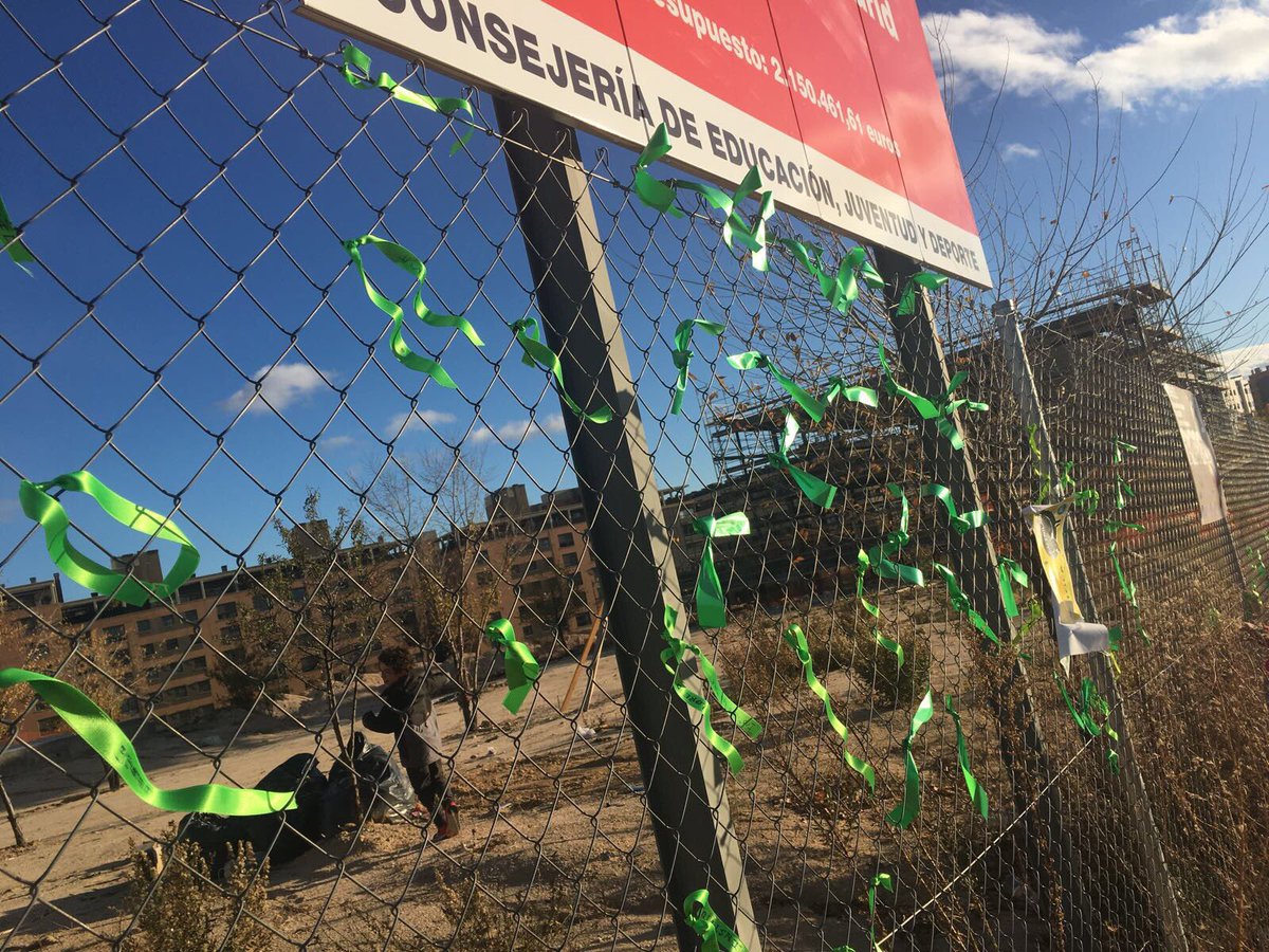 ampaies_malala's tweet photo. Muchos LAZOS VERDES HOY en la valla del #IESMalalaYA en la #Cacerolada1D y seguiremos poniendo hasta que #IESMalalaYA esté totalmente terminado #NoalaConstruccionporFases @ComunidadMadrid @cifupresidenta @R_vanGrieken #ElenaMarroigIbarra #CoralBaezOtermin https://t.co/KGmG8vIhWe