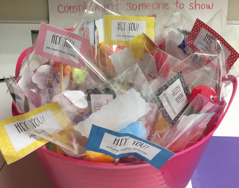 MsMendoza6's tweet photo. @LiestmanES  #socialcommittee works hard to recognize #greatteachers #caringteachers . Awarding #warmfuzzies to thank them. #liestmanstrong @AliefISD #Aliefproud  ❤️❤️💡💡#innovate #care #love #recognize #chipmunkthing https://t.co/0eH7Q1rFAe