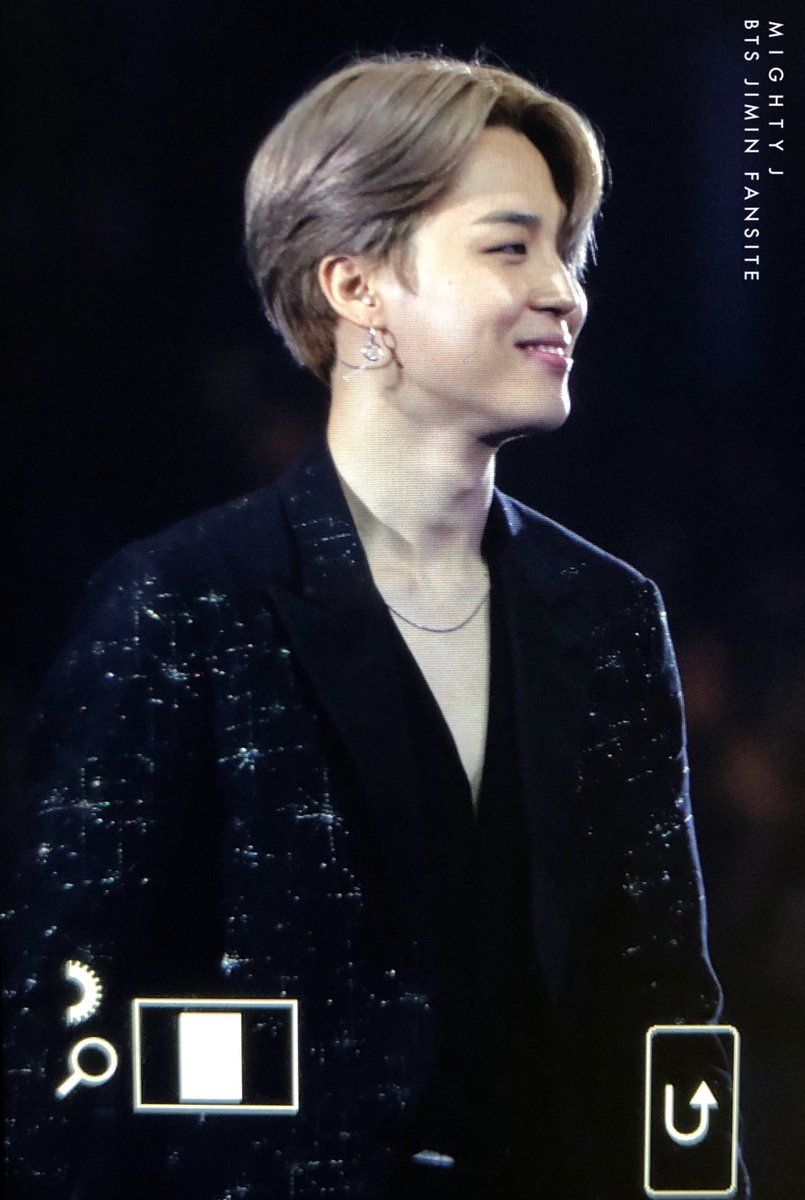 mighty_jimin's tweet photo. 171201 MAMA #지민 #JIMIN oppa.. saranghae but nuhmoo himdeuluhyo TT https://t.co/HPCckPfpAg