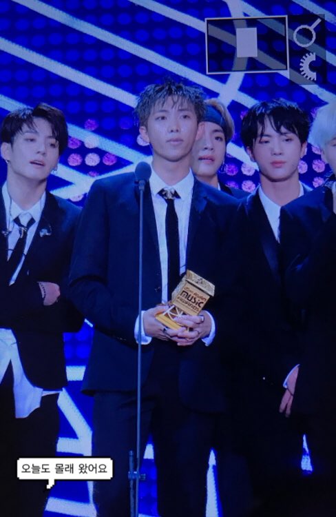 namjunemolle's tweet photo. MAMA RM https://t.co/jaetDzorzg