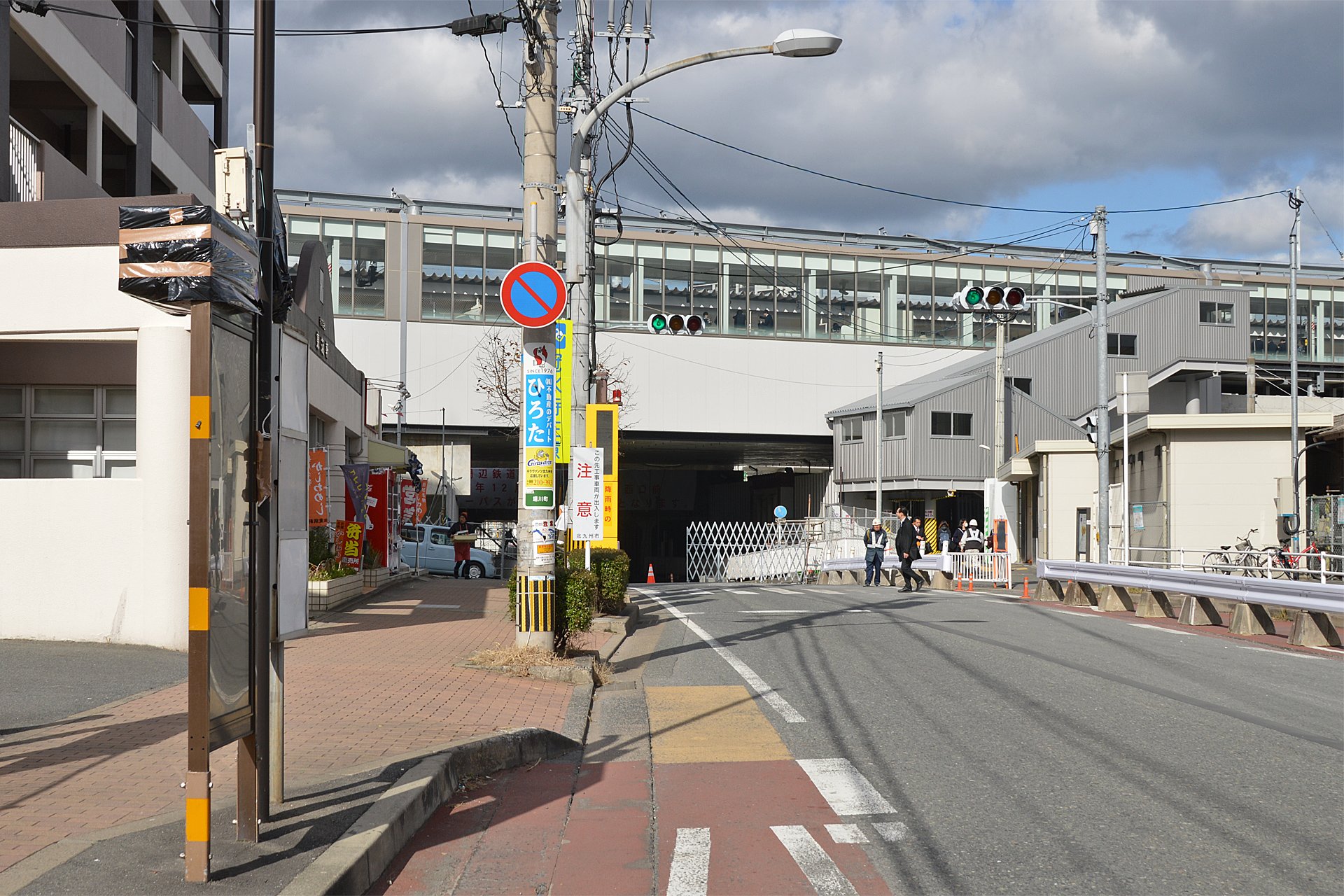 O Xrhsths タケ Sto Twitter 折尾駅西口前の状況 前述の通りバス停が移動したので 旧折尾駅 西口バス停は閉鎖された なお アンダーパス通行止め後も工事車両や駐車場 東筑軒の社用車等が通行するため アンダーパスのギリギリ手前までは通行可能だ 西口前の信号も O Xrhsths タケ Sto Twitter 折尾駅西口前の状況 前述の通りバス停が移動したので 旧折尾駅 西口バス停は閉鎖された なお アンダーパス通行止め後も工事車両や駐車場 東筑軒の社用車等が通行するため アンダーパスのギリギリ手前までは通行可能だ 西口前の信号も