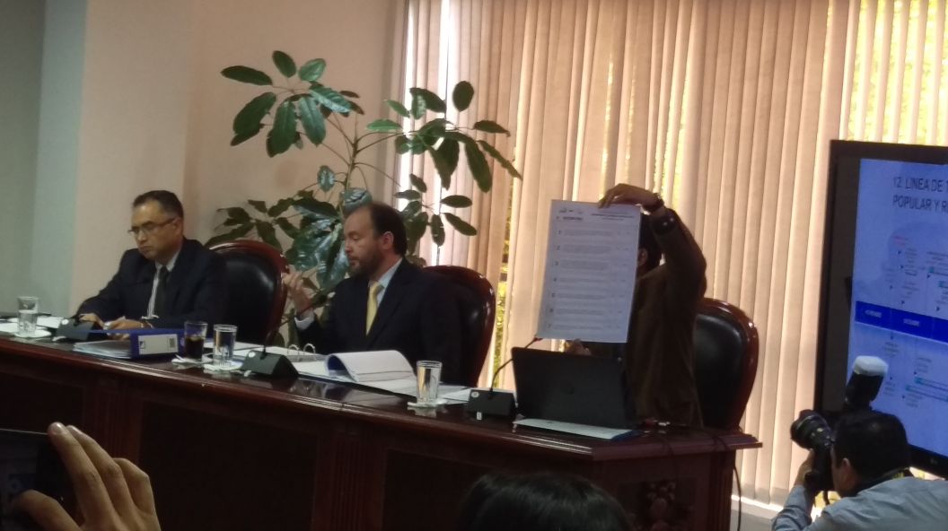 el_telegrafo's tweet photo. Diego Tello, coordinador de Procesos Electorales, muestra la papeleta en formato A3 que será utilizada para la Consulta el próximo 4 de febrero. Vía: @wilmer_torres https://t.co/RALwU9qgO4