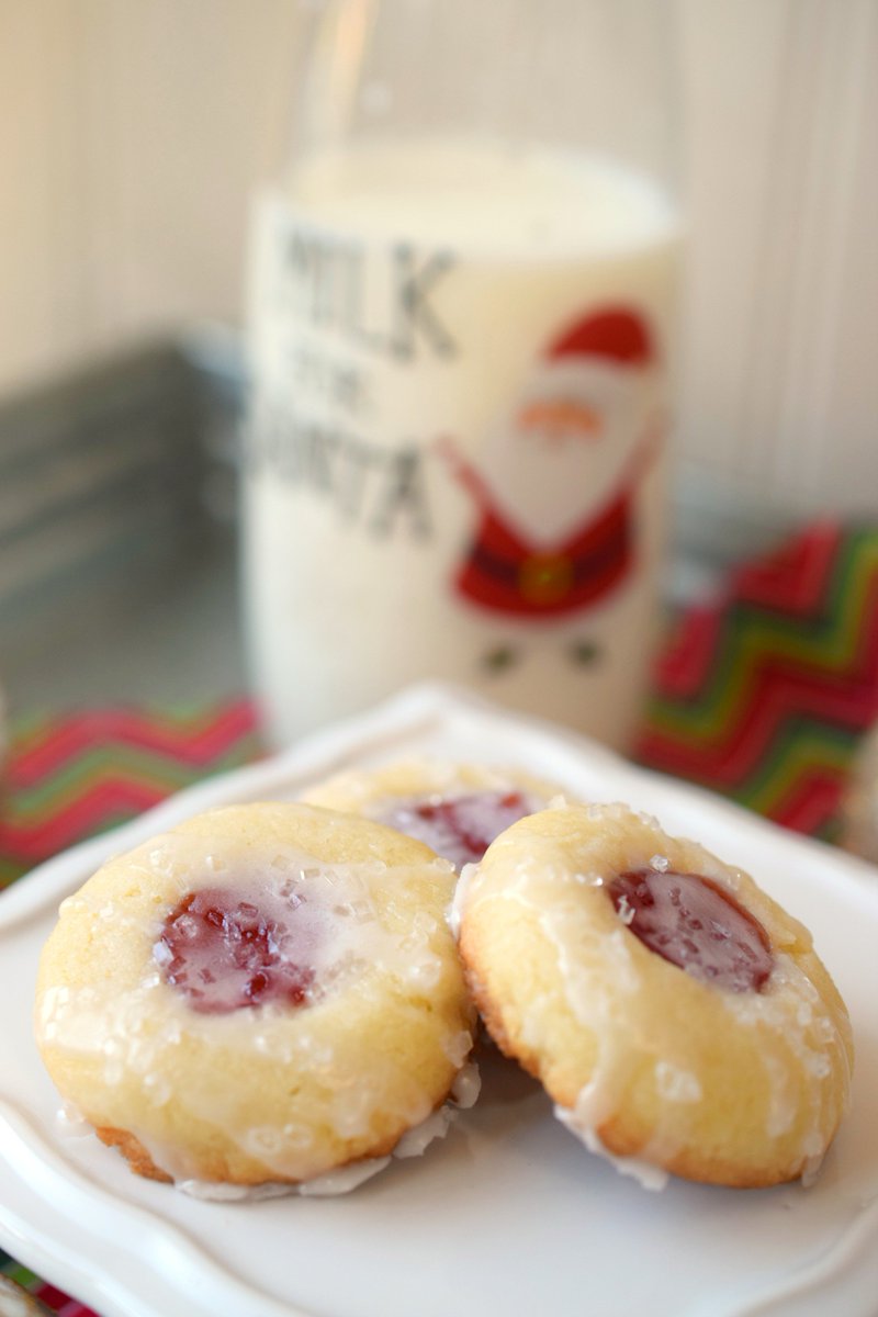 🎄NEW: Almond Raspberry Thumbprint Cookies are the perfect addition to holiday cookie trays. Other great holiday treats on the blog for #FreakyFriday #holidaybaking #cookies
RECIPE---> goo.gl/cix2pf