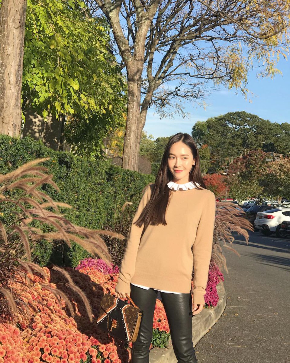 Crispbond009's tweet photo. เราว่าเจสสิก้านี่แหละ ตัวอย่างของคำว่า "Happy Life" อย่างแท้จริง ไม่ต้องขายตรง ไม่ต้องหาดาวไลน์ก็มี passive income ตลอด 55555 เกษียณก่อนอายุ 30 ได้เที่ยวรอบโลก ได้ตระเวนกินของอร่อยๆทุกที่  5555555555555 https://t.co/jiBIxKVoDD