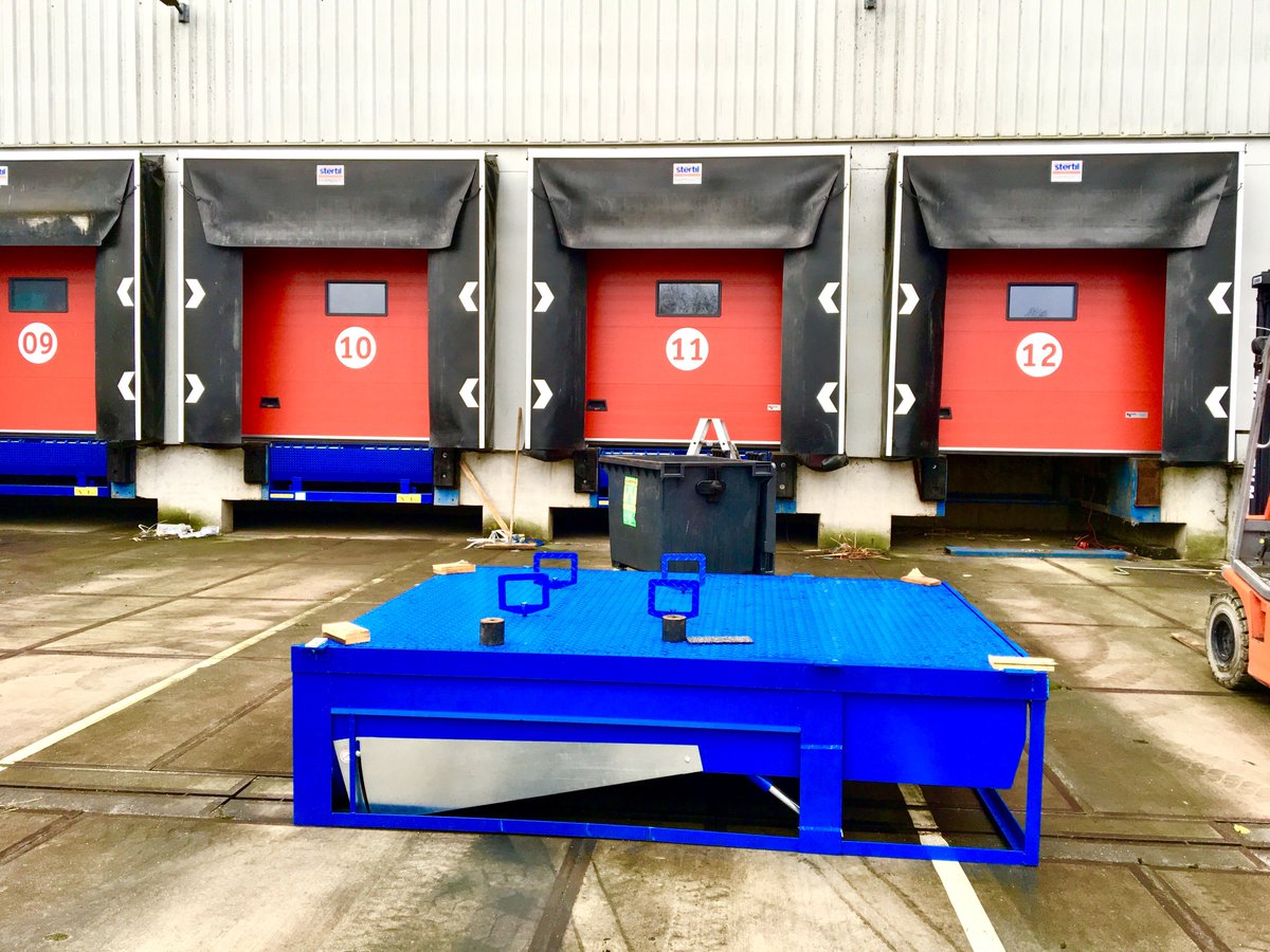PloegerLog's tweet photo. De dock-levellers van dock 1 t/m 12 en 3 stuks in de F-loods zijn vervangen! De afdichting onder de deuren is zo verbeterd. Daarnaast is de werking en betrouwbaarheid hierdoor weer op het gewenste niveau gebracht en voldoen wij aan de richtlijnen van de BRC-normering. https://t.co/kryUfYLf9e