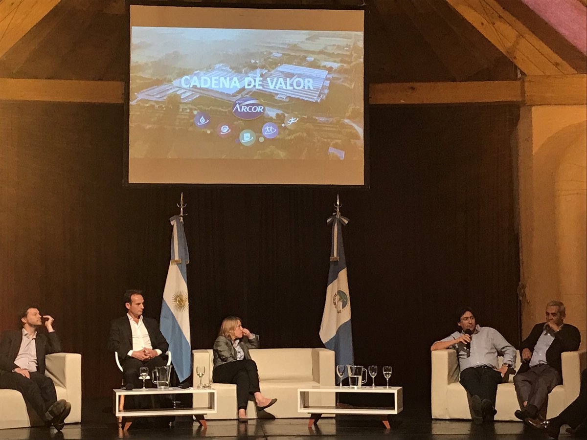 Lorenzonnn's tweet photo. @bpescarmona expone sobre el programa de desarrollo de cadena de valor que Arcor lleva acabo en #Mendoza #ConsejoPyme https://t.co/dgRbtg1I0k