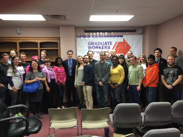FacultyForward's tweet photo. Illinois State Sen. @danielbiss and candidate for Illinois governor met with graduate workers at Illinois State University. "Every worker deserves the right to form a union... it’s up to all of us to carry the torch of the labor movement." —Daniel Bliss https://t.co/eRvl0eB1KZ