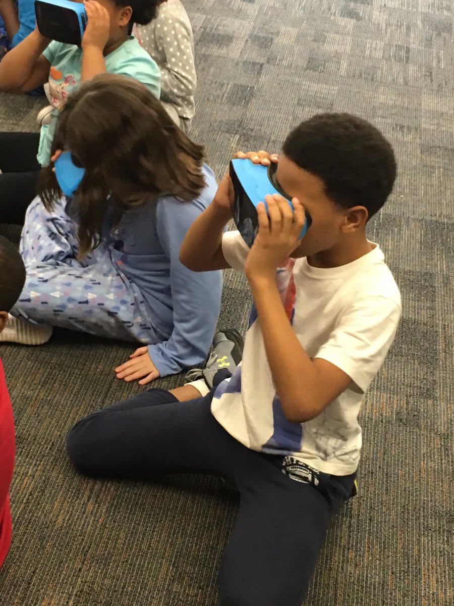 MsWamplerGHES's tweet photo. Such a cool experience on a “field trip” about fossils with the @Google Expeditions goggles!  #3rdgrade @HarrisRM_DSES @DSESMediaCenter https://t.co/lPZdndcro8