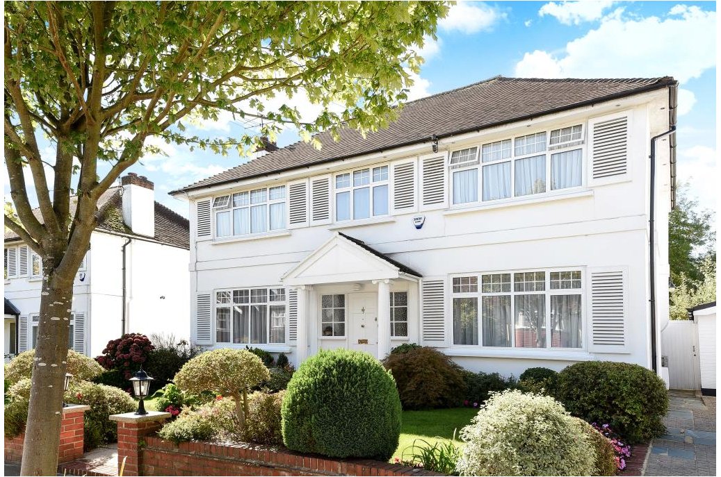 Anscombes's tweet photo. On a quiet tree-lined cul-de-sac, there is this wonderful 4-bedroom! #Totteridge #London https://t.co/DCHayLH1SP https://t.co/lb0tD9dCk9