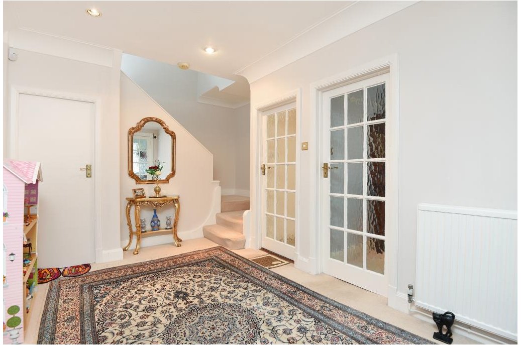 Anscombes's tweet photo. On a quiet tree-lined cul-de-sac, there is this wonderful 4-bedroom! #Totteridge #London https://t.co/DCHayLH1SP https://t.co/lb0tD9dCk9