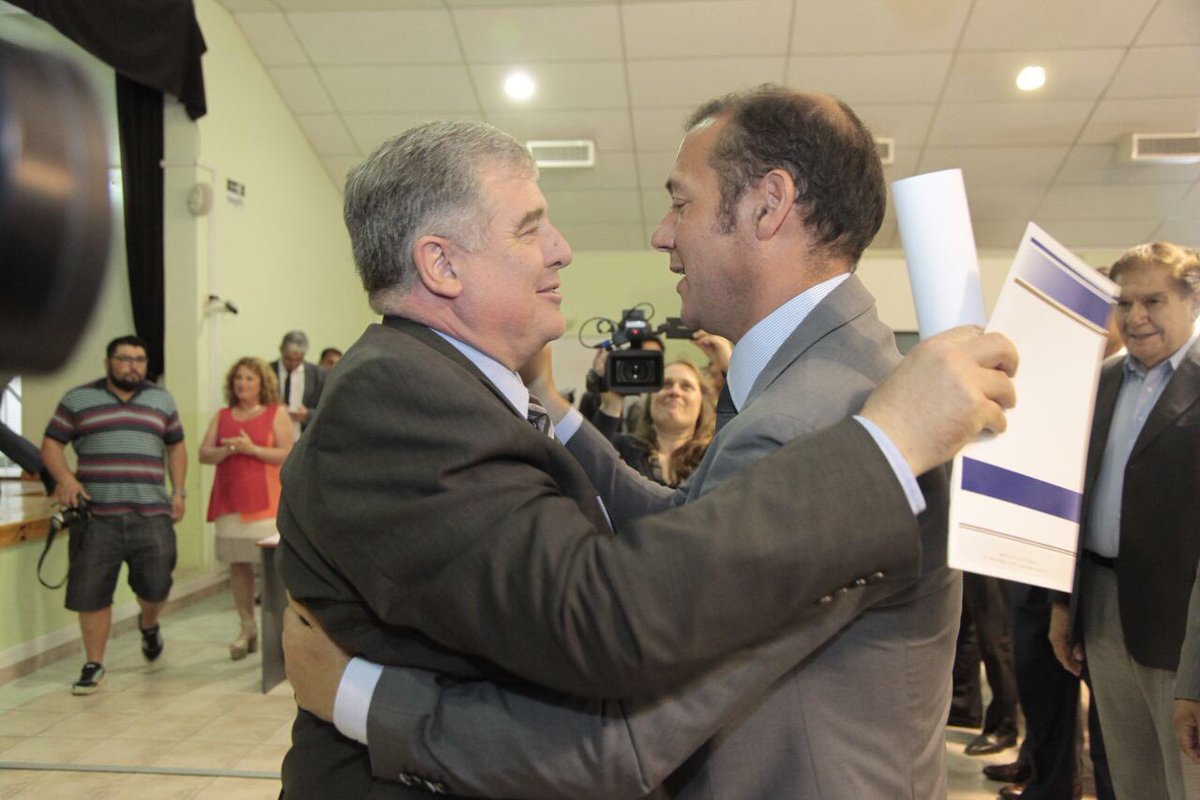 OmarGutierrezOk's tweet photo. En el acto de entrega de diplomas a Diputados Nacionales y Concejales (Neuquén Capital). Convencido que cumplirán con vocación de servicio la gran responsabilidad y compromiso que el pueblo les ha otorgado. https://t.co/ihuDq8Cduz