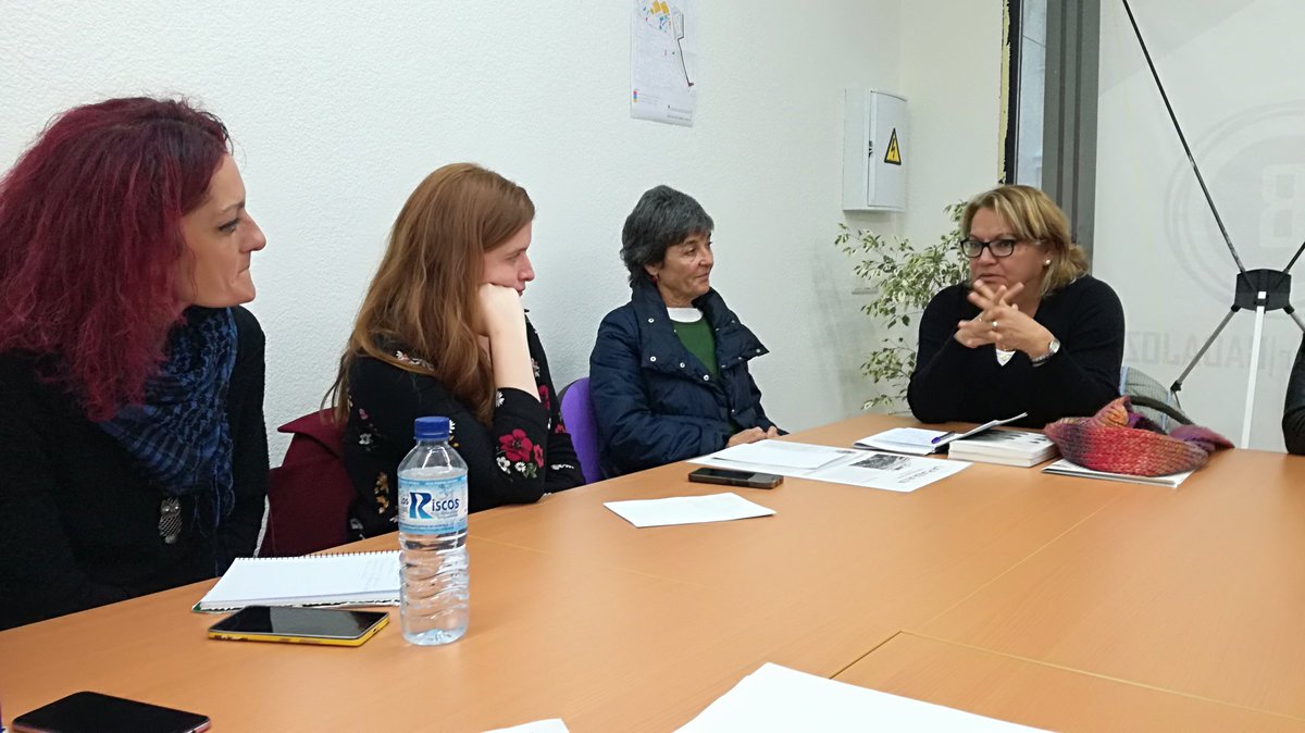 Podemos_EXT's tweet photo. Antes del acto #ConectarEspaña  reunión sobre plurinacionalidad con @meripita44  hablando de la solidaridad entre los territorios y de cómo construir un país de países https://t.co/5zJBehZctD