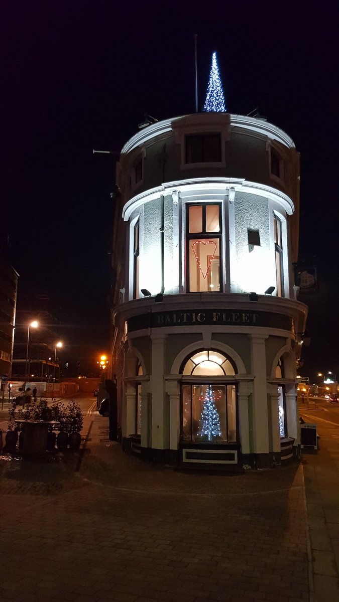 #Christmas lights are up pop a long of a pint of award winning #LocAle or a lovely glass of #Gin perfect start to the weekend.
