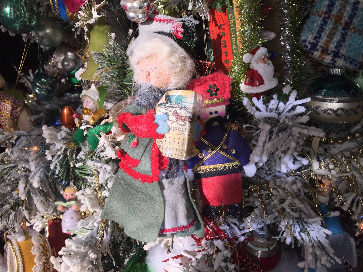 Raine_Miller's tweet photo. ☔️💜📖 #RainesTree 🎄🎁 ☃️
#ChristmasTree
#Ornaments
#MerryChristmas
#romance
Day 18 https://t.co/rgre9ZP6Wm