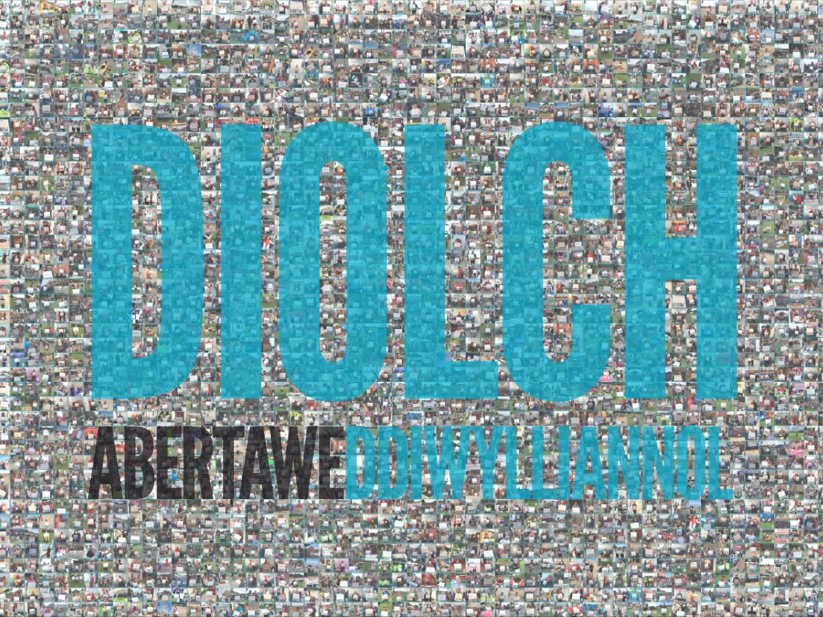 Abertawe2021's tweet photo. Mae 2,000 o bobl wedi camu i'n bwth symudol #AbertaweDdiwylliannol i ddweud eu dweud am ddiwylliant. Mae'r holl luniau bellach wedi'u hychwanegu at y mosaig mwyaf yng Nghymru, yn ôl pob tebyg, o ffotograffau digidol o bobl. https://t.co/SzfPr7SgYp https://t.co/iYAx2gJyGu