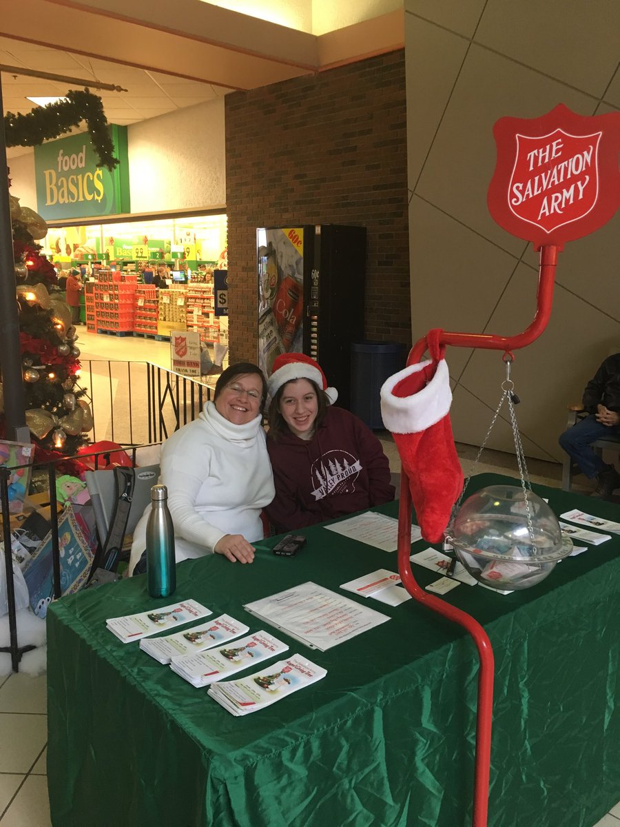 FellowesHighSch's tweet photo. Falcons staff and students volunteering at the mall today! #FellowesCares #TheSeasontoGive https://t.co/An5i99YdO5