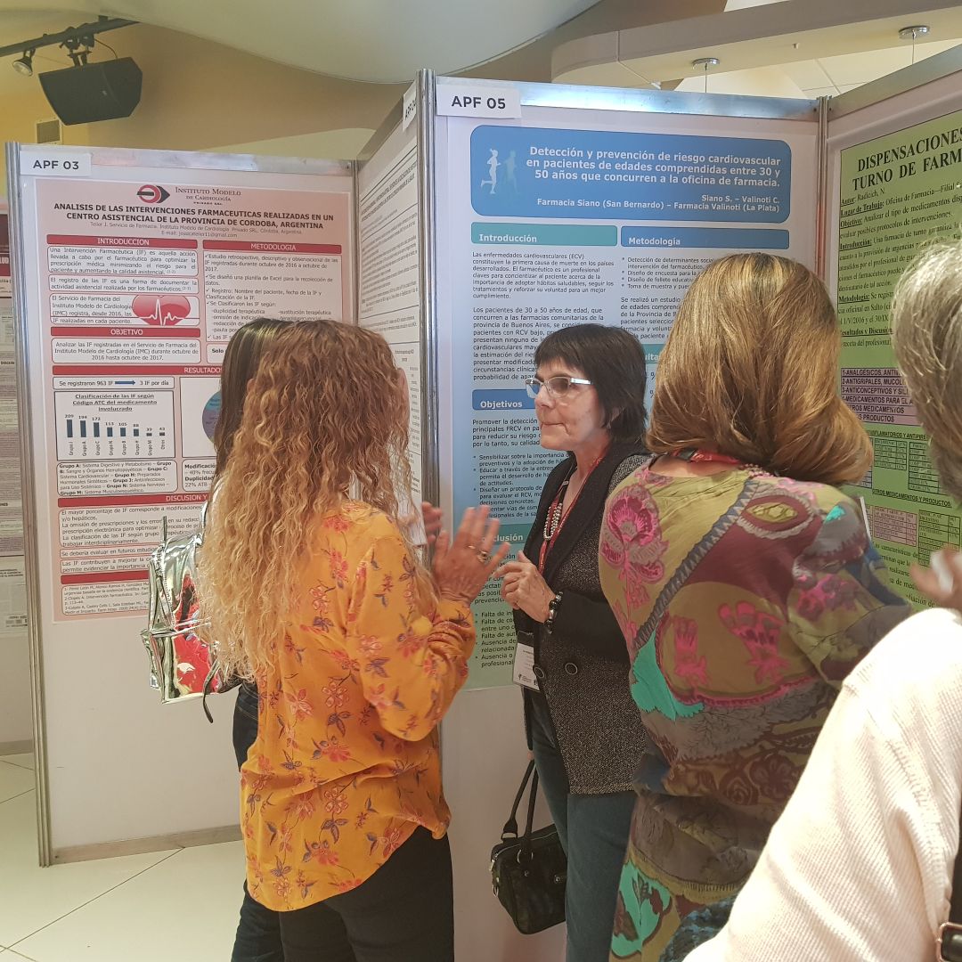 Circulofarm's tweet photo. #CAF2017 Stella Lijtmaer miembro del comité científico de la @COFAorgar evaluando póster de las farmacéuticas Siamo y Valinoti https://t.co/RKOQM3p3nf