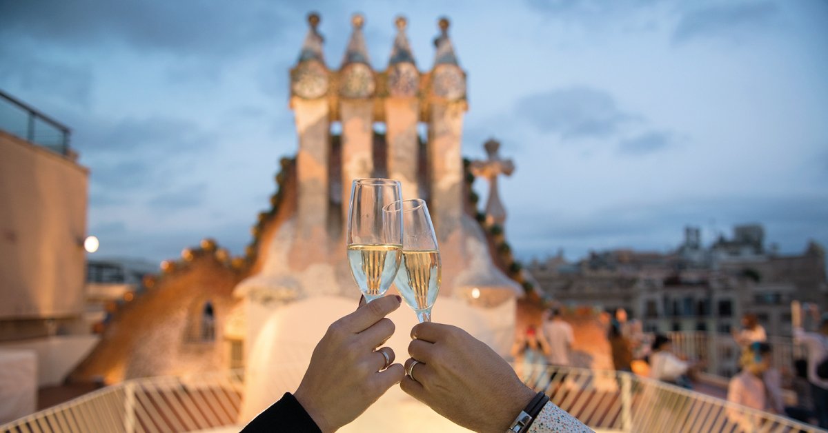 CasaBatlloGaudi's tweet photo. 🍸 Un final inolvidable para tu visita a Casa Batlló: disfruta de nuestro Brindis al Atardecer! https://t.co/wNGenm4wxi https://t.co/0kaRydkzHt
