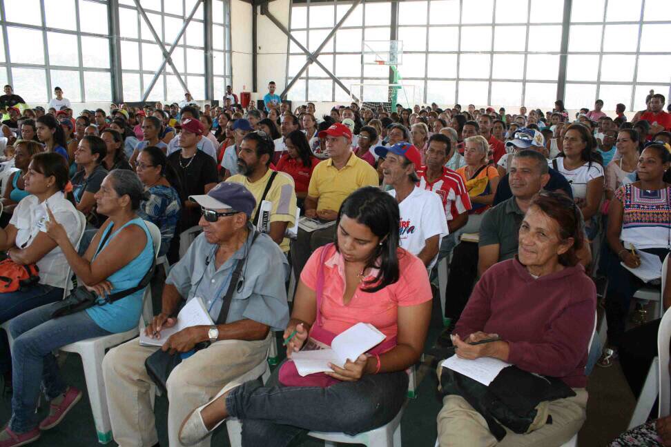 SumireFerrara's tweet photo. Siguiendo instrucciones de nuestro Pdte @NicolasMaduro estamos reunidos con los jefes y jefas de calle y distribución de los CLAP para orientar el registro de la BILLETERA MÓVIL! Gracias presidente por tanto amor al pueblo! @TareckPSUV https://t.co/4A385PMbzh