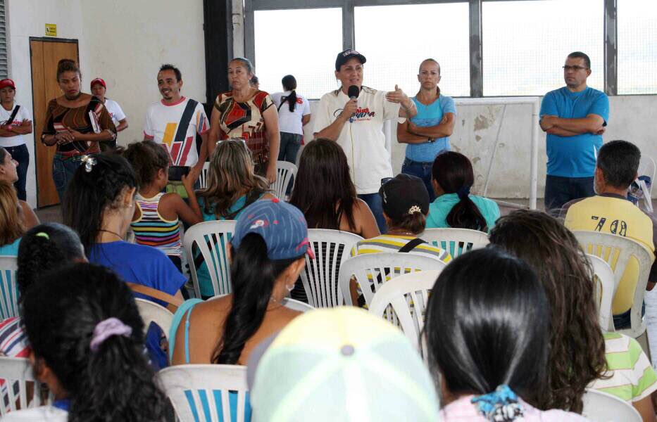 SumireFerrara's tweet photo. Siguiendo instrucciones de nuestro Pdte @NicolasMaduro estamos reunidos con los jefes y jefas de calle y distribución de los CLAP para orientar el registro de la BILLETERA MÓVIL! Gracias presidente por tanto amor al pueblo! @TareckPSUV https://t.co/4A385PMbzh