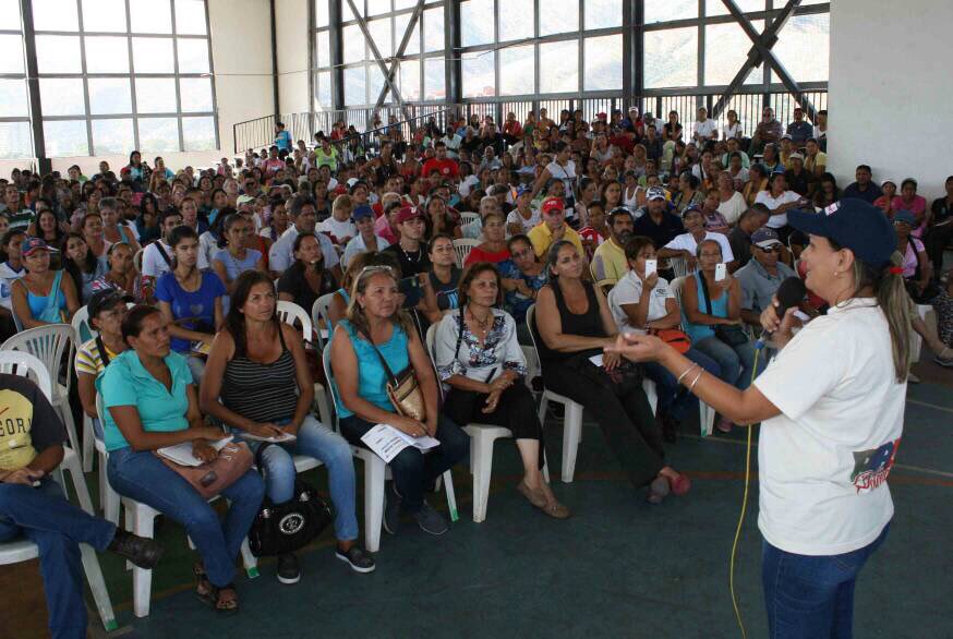 SumireFerrara's tweet photo. Siguiendo instrucciones de nuestro Pdte @NicolasMaduro estamos reunidos con los jefes y jefas de calle y distribución de los CLAP para orientar el registro de la BILLETERA MÓVIL! Gracias presidente por tanto amor al pueblo! @TareckPSUV https://t.co/4A385PMbzh