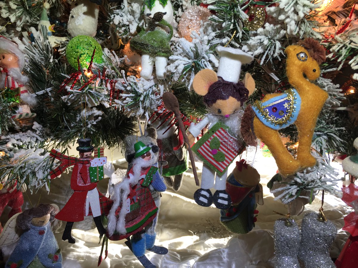 Raine_Miller's tweet photo. ☔️💜📖 #RainesTree 🎄🎁 ☃️
#ChristmasTree
#Ornaments
#MerryChristmas
#romance
Day 24 https://t.co/JIMJhk0yWu