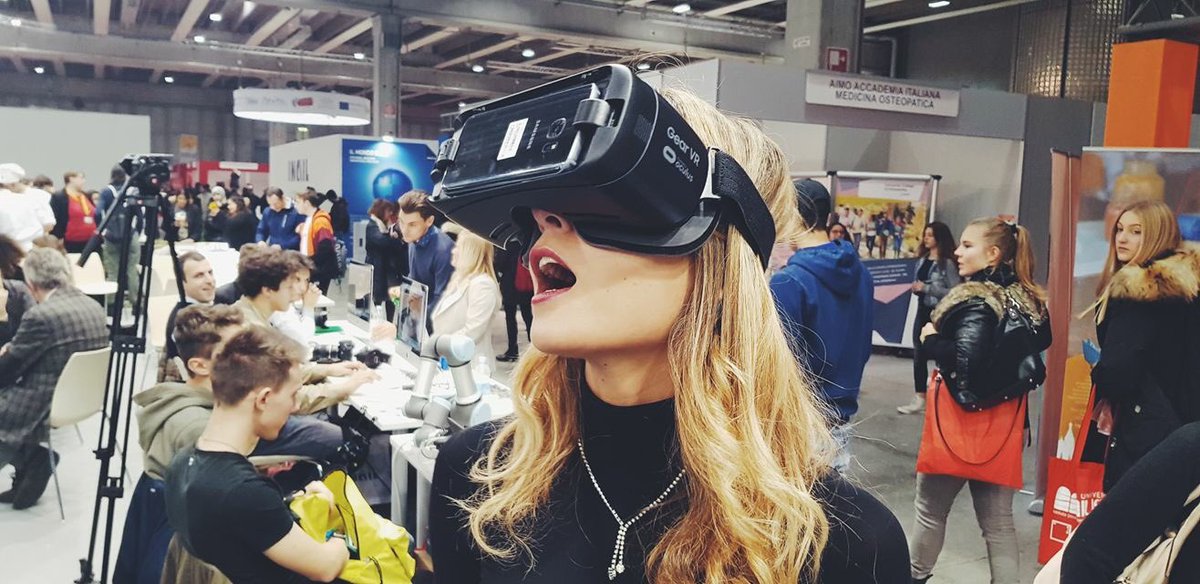 AliceCigardi's tweet photo. La #tecnologia per #innovare la #didattica. In regione @LombardiaOnLine con @ApreaValentina tutto questo già succede. In VR il mito della caverna #Platone https://t.co/iYyjKETRy1