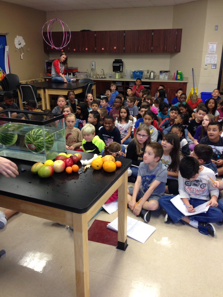 stefanyag's tweet photo. Mind blown...a watermelon floats! Testing density of different fruits. @HumbleISD_LSE #LeopardSpotting @Humble_Science https://t.co/JcaUCpdbC7