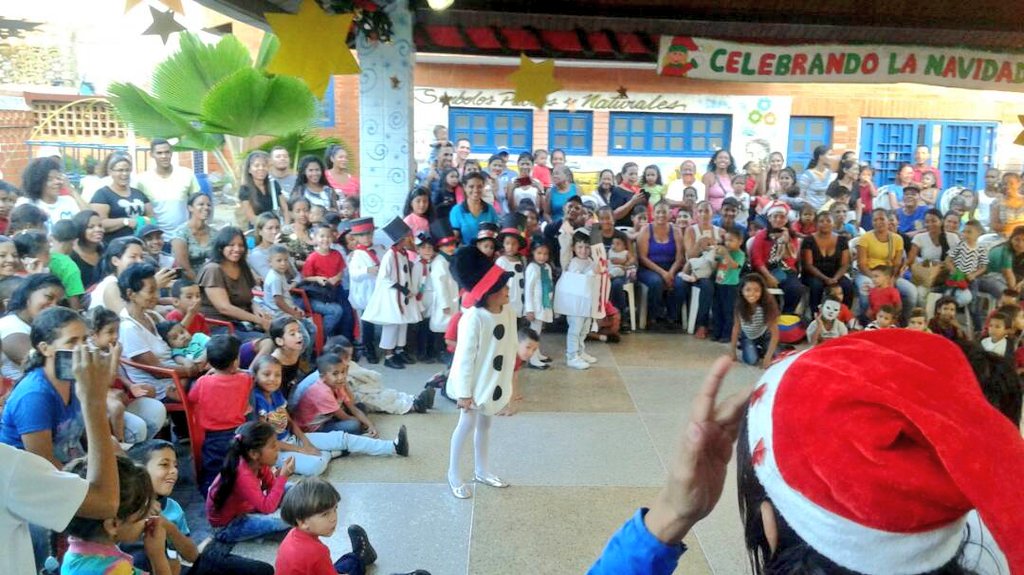 adi_f16's tweet photo. Con las estrellas de nuestro preescolar alegrando la familia Miguel Ache.G @raphany @Diosa1Escalona 🌲🌲🌲🌲 https://t.co/yqXJUYiy8E