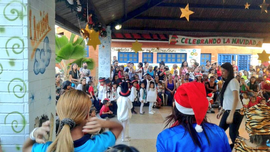 adi_f16's tweet photo. Con las estrellas de nuestro preescolar alegrando la familia Miguel Ache.G @raphany @Diosa1Escalona 🌲🌲🌲🌲 https://t.co/yqXJUYiy8E