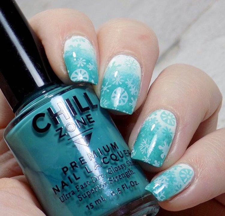 chillzonenails's tweet photo. What better way to kick off December than with a #FunLookFriday from @teanailpolish  using our summer shade #TheBeachesofTurksandCaicos for an adorable winter look! ❄️ We're in love💕 https://t.co/gaJY9ZurvZ