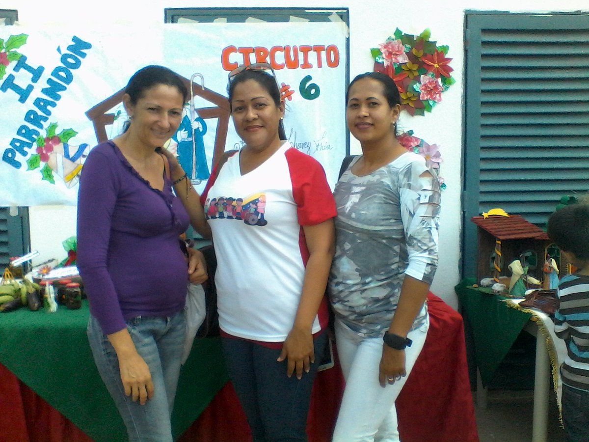 CDISANTAINES's tweet photo. Acompañada de las Colegas Chambista gracias al apoya de nuestro Presidente Nicolás Maduro por el apoyo a la Modalidad de Educación Especial! https://t.co/rZshQFsFcq