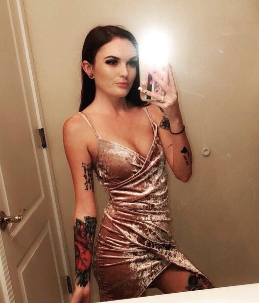Here&rsquo;s a hot #camgirl to help you get into the weekend spirit. This is @binarose2  Be sure to give her<a href="/tag/camgirl"class="tags">#camgirl</a>