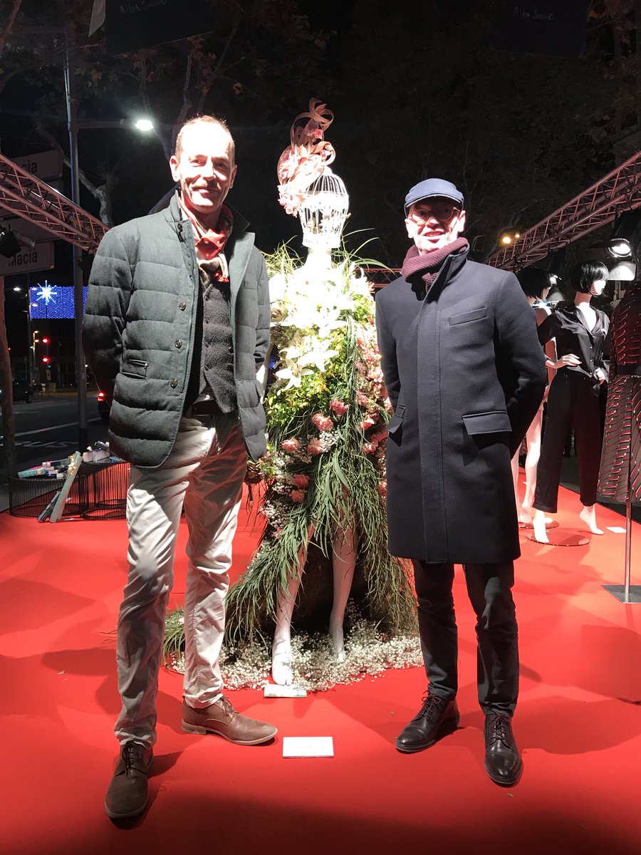 costaandmason's tweet photo. We can make any woman bloom ... here our flourishing display at Passeig de Gràcia’s shopping night #TSNB @lovingtheflowers https://t.co/XJ2zlKxrPx