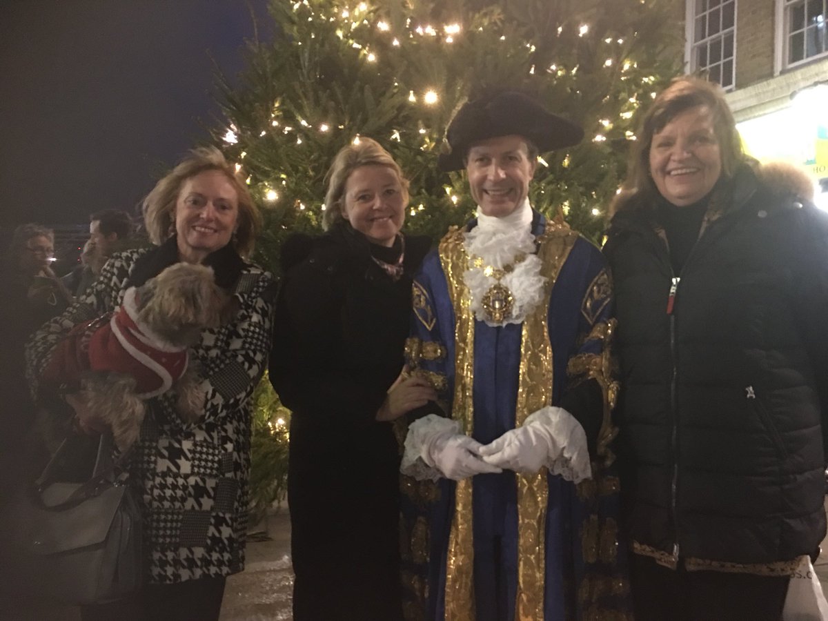 PimlicoWarwick's tweet photo. Record crowds @PimlicoWarwick Xmas lights switch on wth @LM_Westminster @nickieaiken @jacquiwilkin thanks 2 UNO for refreshments &amp; South West Community Choir https://t.co/9t9rKcViqc