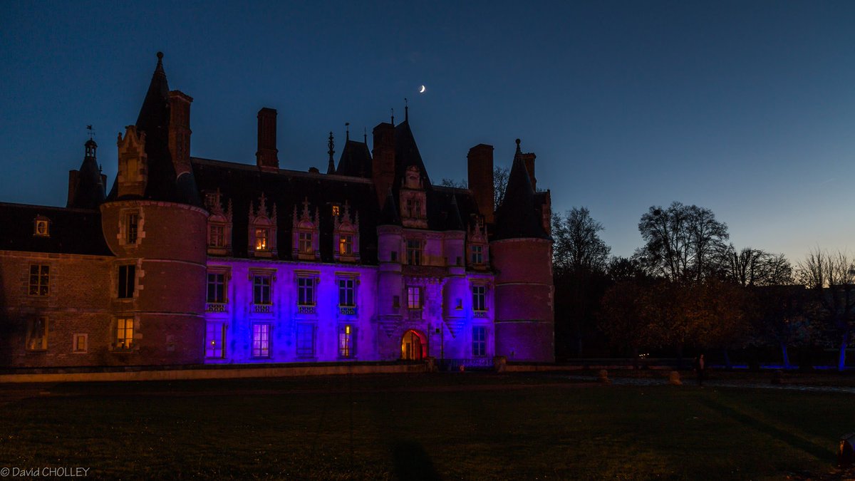 Au #FabuleuxNoel, la #neige c'est tous les jours ! C'est parti pour un deuxième weekend magique, joué cette fois par une nouvelle équipe de volontaires ! Nous leur souhaitons de très beaux moments sur #scène ! 🎄