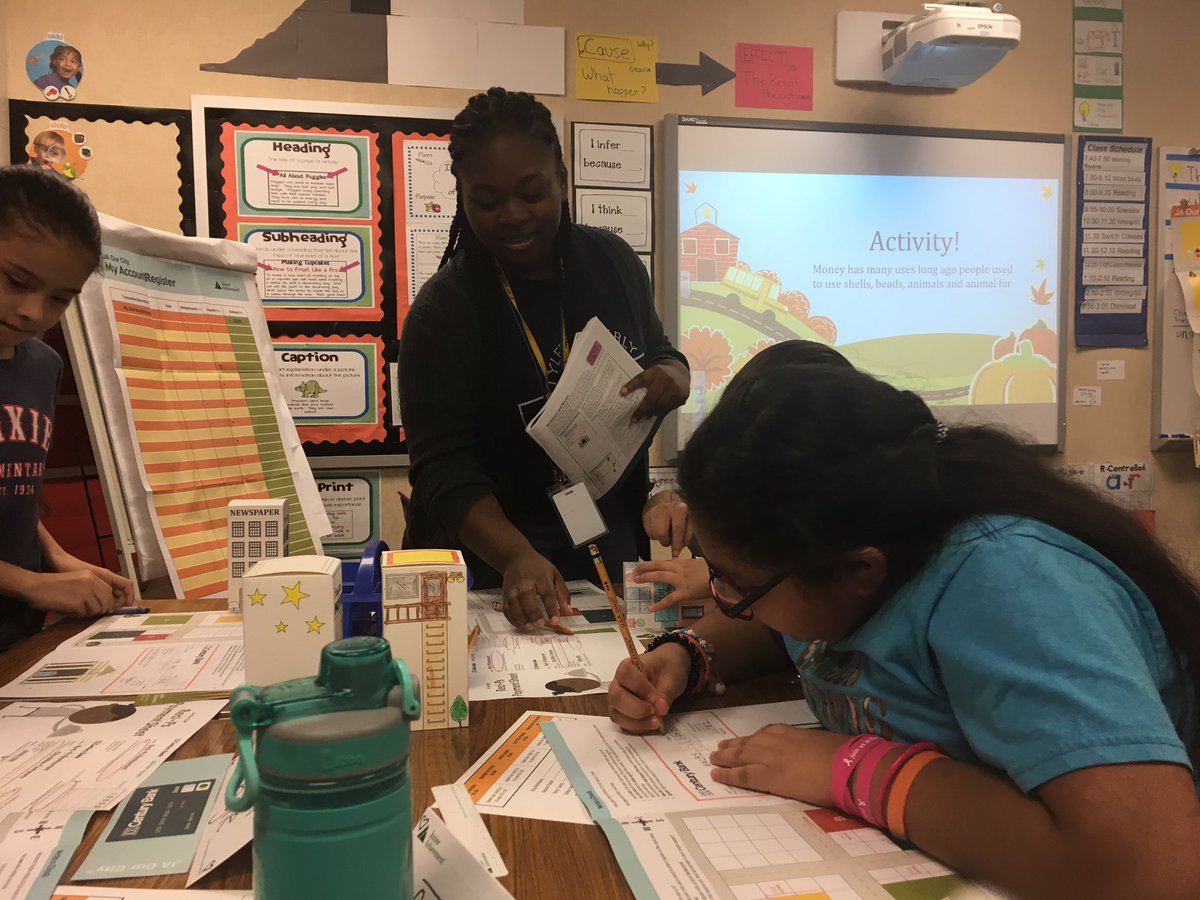 JaneEPPEJ's tweet photo. @tylerisdAVID @tylerisd @echstylerisd students volunteering @dixietylerisd for #juniorachievement https://t.co/y3PDlxFRjl