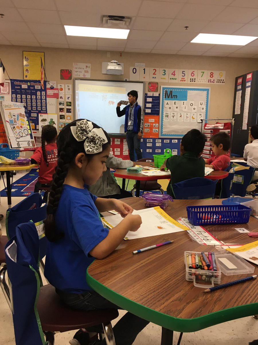 JaneEPPEJ's tweet photo. @tylerisdAVID @tylerisd @echstylerisd students volunteering @dixietylerisd for #juniorachievement https://t.co/y3PDlxFRjl