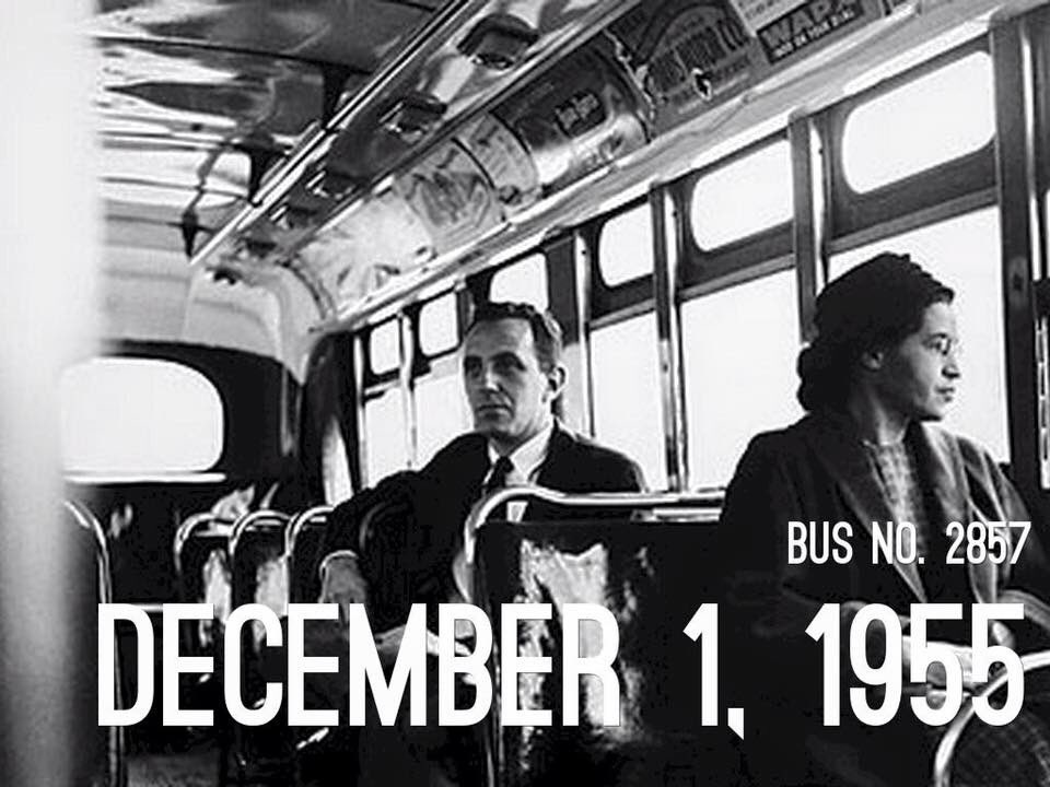 Hoy hace 62 años que una mujer negra, #RosaParks, hizo algo muy grande. 
Se negó a ceder su asiento a un hombre blanco en el autobús. 
Fue detenida por escándalo público pero su gesto hizo que cambiaran las leyes. #Mujeresquerompenbarreras