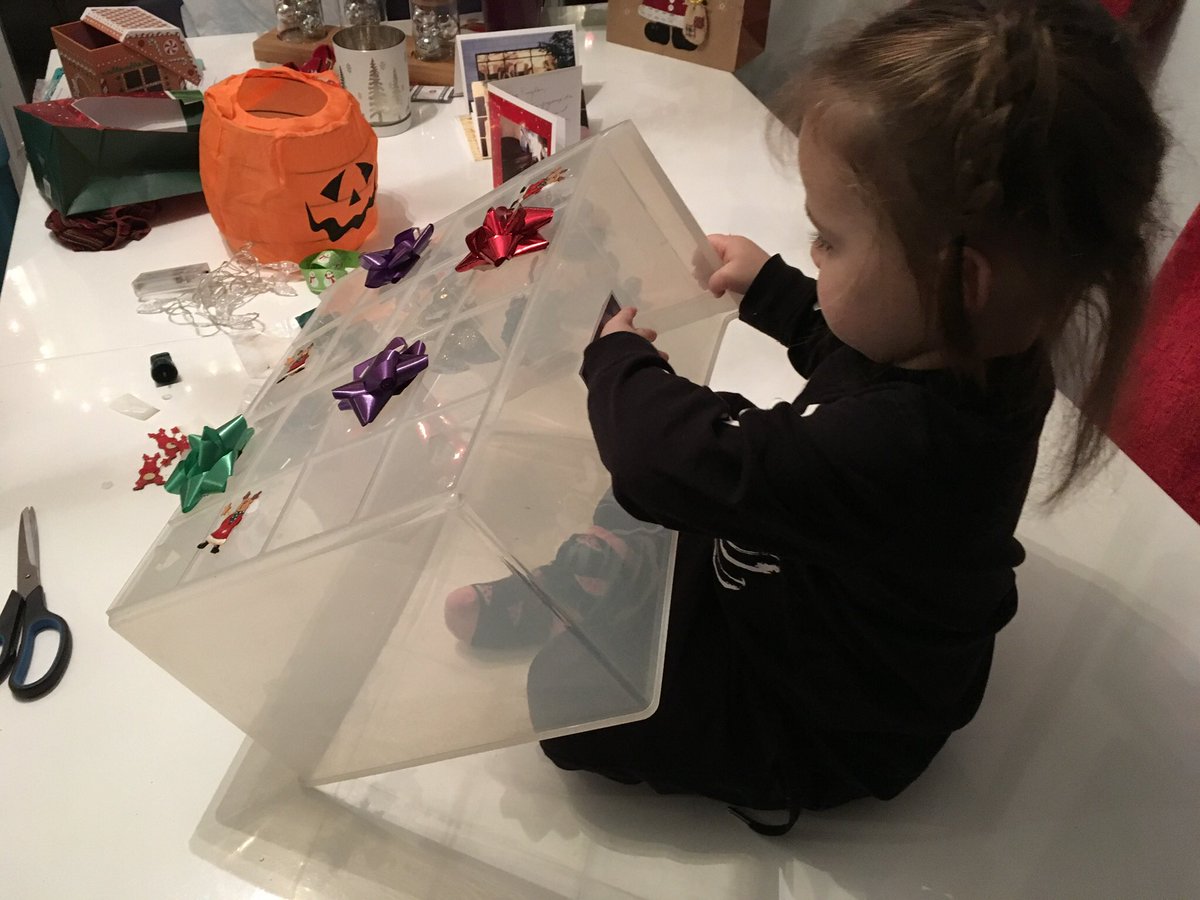 Manonrollin's tweet photo. #LLLO2017 Loulou a appris à faire un piège à lutins sur YouTube et a compris ce que c’était un lutin. @Bourmu https://t.co/uEfWVVpSRx