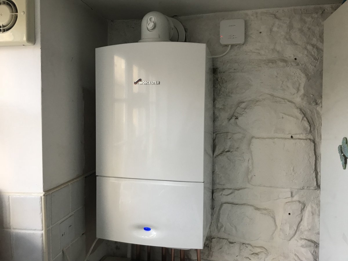 Plumbco_'s tweet photo. We installed a Worcester Bosch 28CDI Compact in a 400 year old house in Cheddar today. Fitted with a system filter, sesi electrolytic scale reducer and wireless programmable room stat. Happy customer all set for Christmas! https://t.co/B6vGDFMO5v