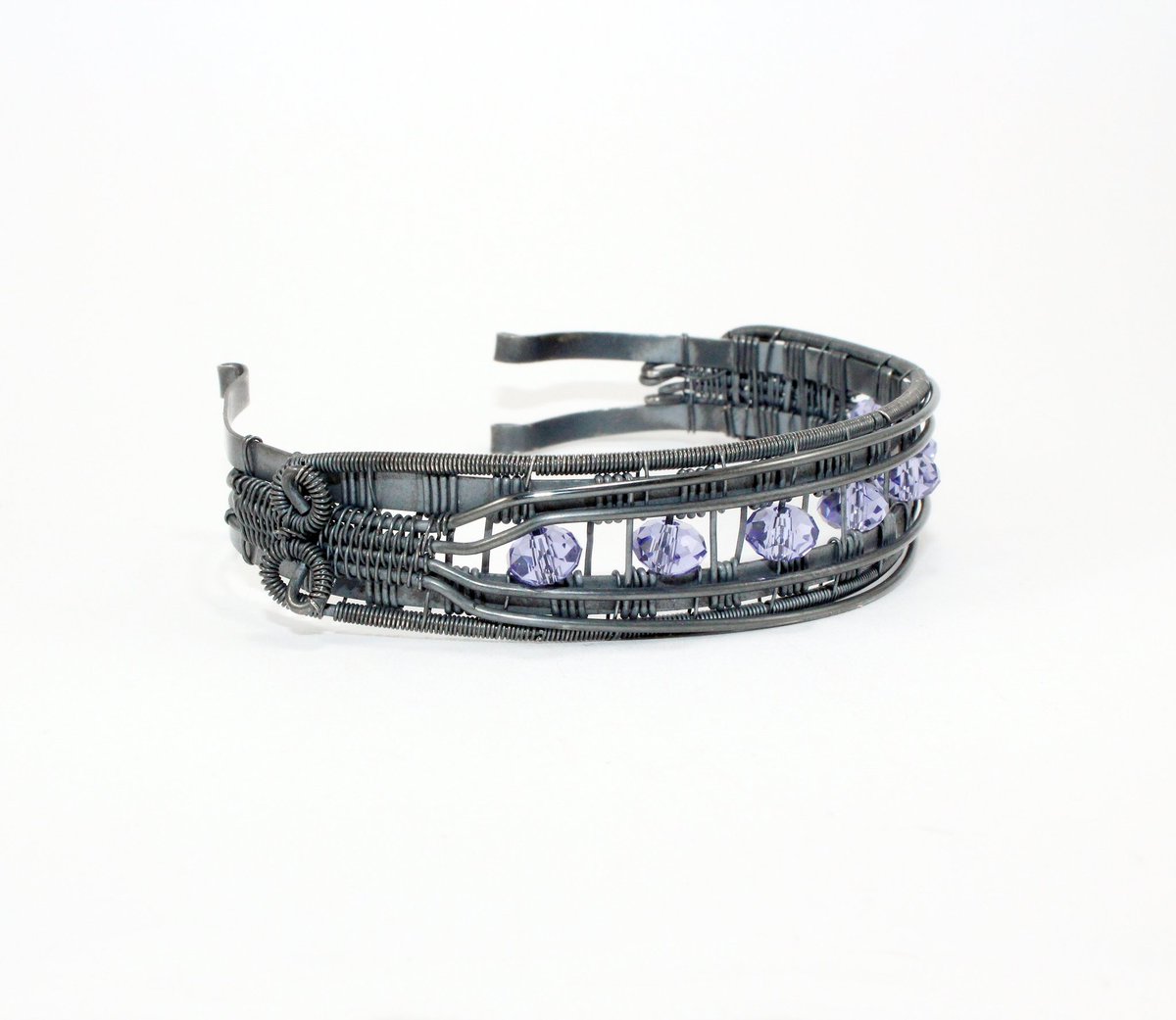 SoulFireAlchemy's tweet photo. One of a kind Violet Orbit bracelet ♡
#Swarovski Tanzanite crystals &amp; hand woven oxidized sterling silver
(5/8" wide &amp; 7" long. Available - Direct message inquiries)
#Jewelry #VailValley https://t.co/YKZahZGcyL