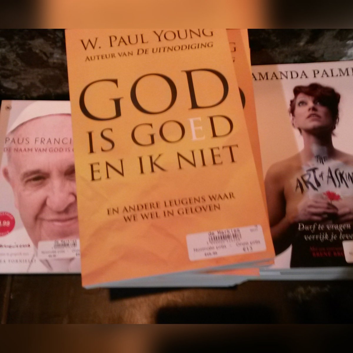 ElvireVO's tweet photo. At the bookshop... There's God, there's the Pope and then there's @amandapalmer 😂 #artofasking #amandapalmer https://t.co/8AE1bVsMSr