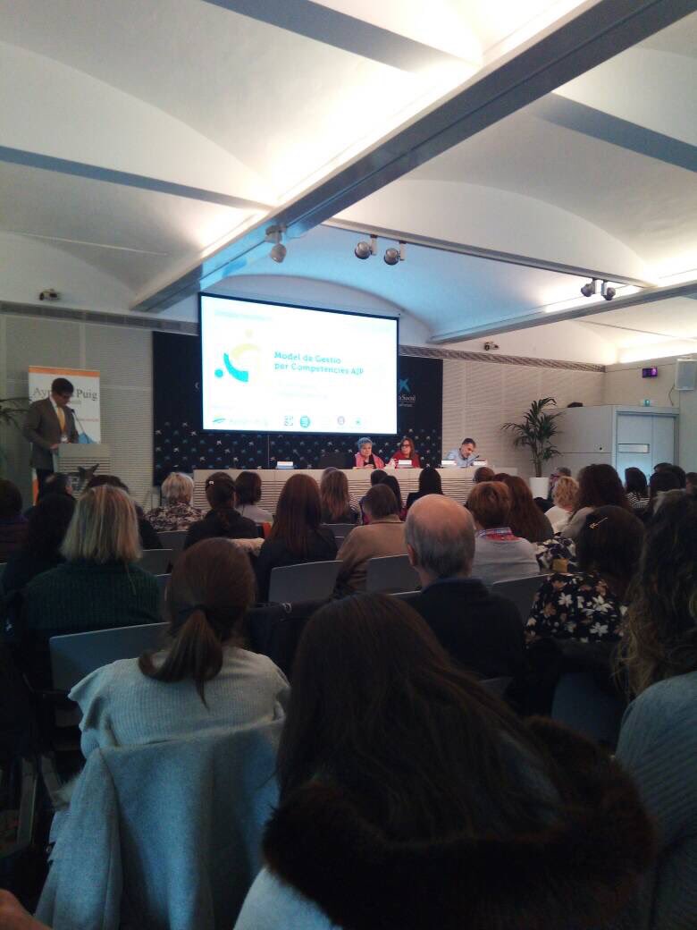 jordivilajosana's tweet photo. En #jornadaaip2017 hablando de las competèncias emocionales de los profesionales sociosanitarios y sobre la #felicidad de la gente mayor. https://t.co/b61ExYmnrr