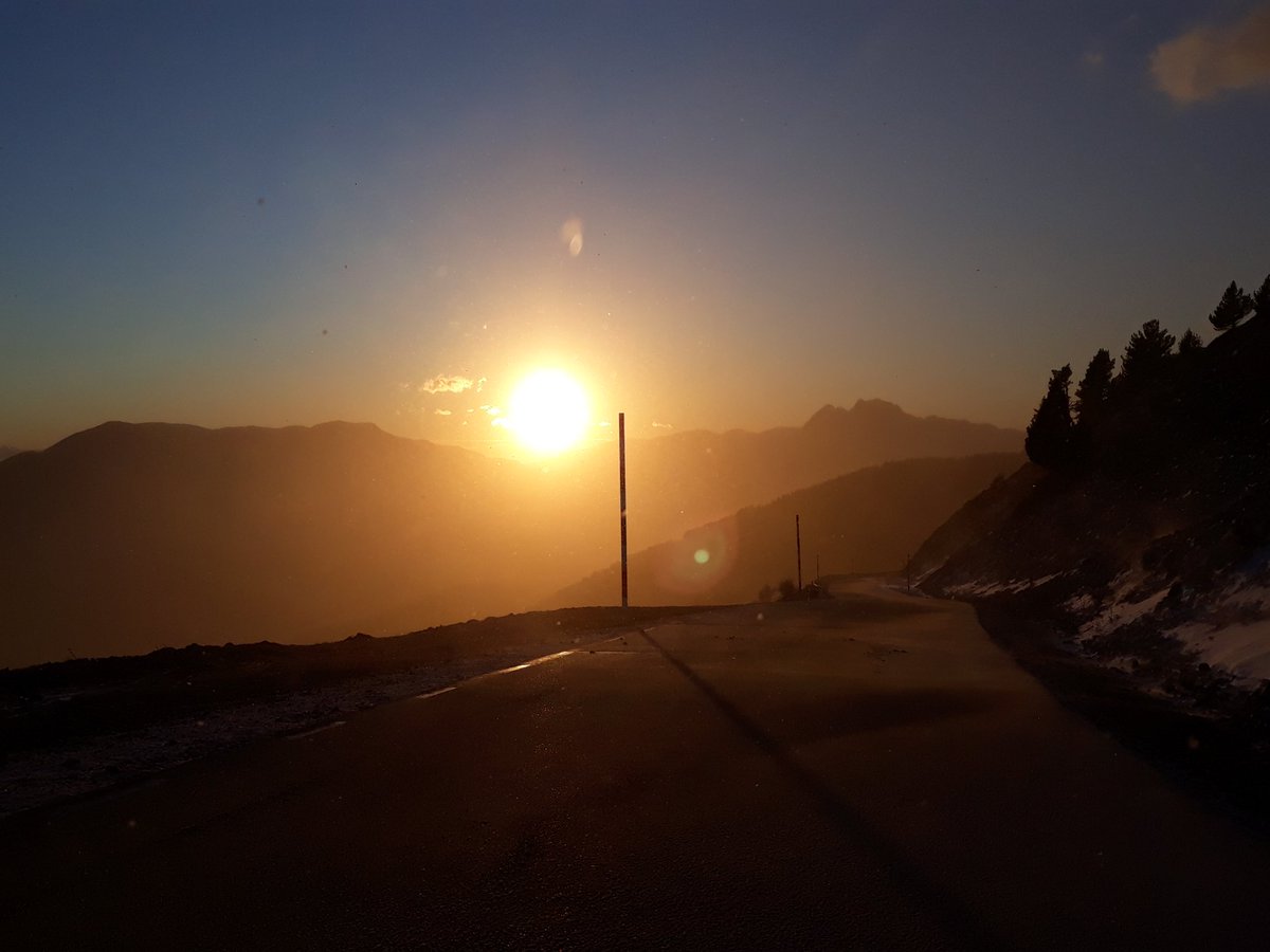 VilaCinto's tweet photo. Hem pujat a coll de Pal. -11 graus i el vent que s'enporta la #NEU  #pncadimoixero #refugirebost #berguedà https://t.co/nSuLVbvdRn