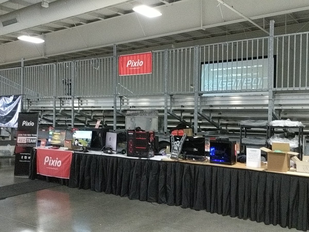 asitzes's tweet photo. #kcgamecon2017 working to help out @nick_the_nerd get the con ready to go. https://t.co/jzSzn1jp3Z