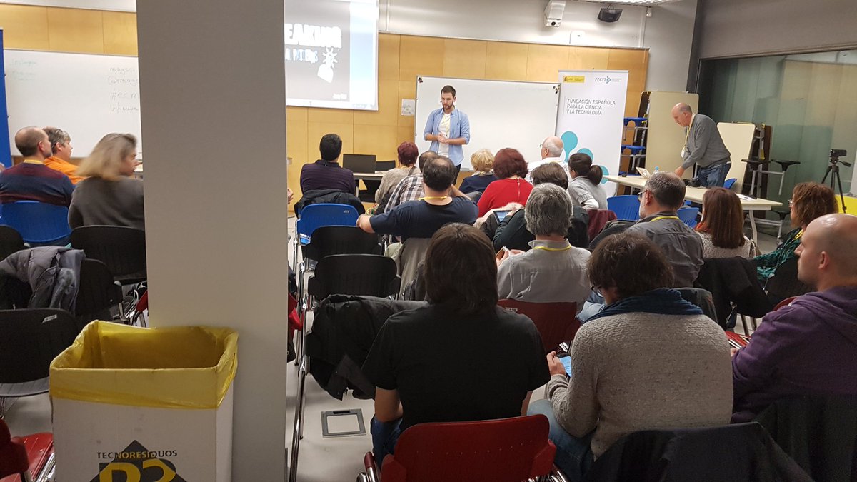 Zekku0's tweet photo. Josep Vidal empieza su charla https://t.co/yiDlitzQ9w