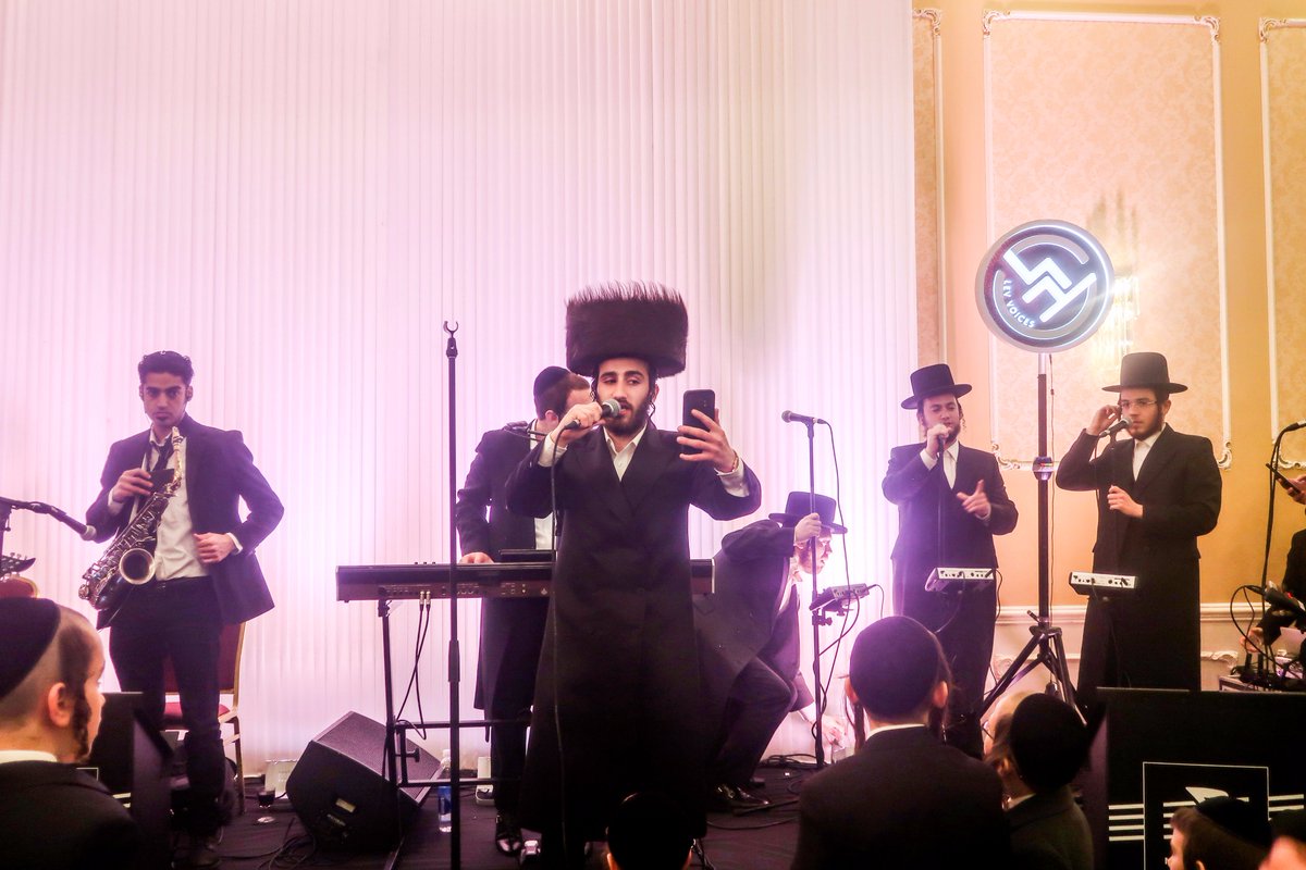 custom introduction at my brothers wedding, what a harmony @LevVoices <a href="/YossiShtendig/">Yossi Shtendig</a>