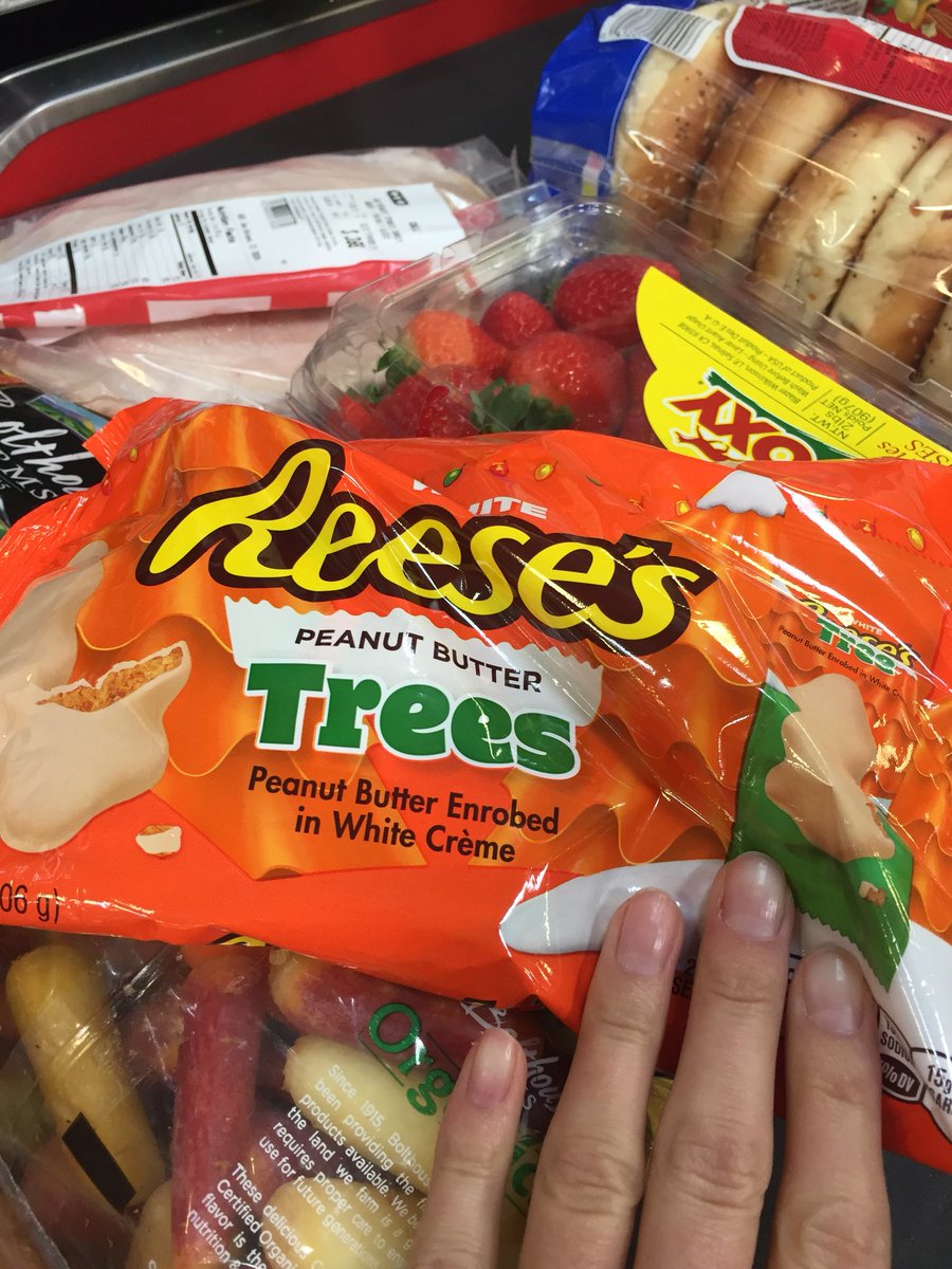 itsJulienotJuli's tweet photo. “Enrobed” y’all. @ReesesPBCups #ReesesTrees #Reesen4theSeason https://t.co/m0mmpxFfdD